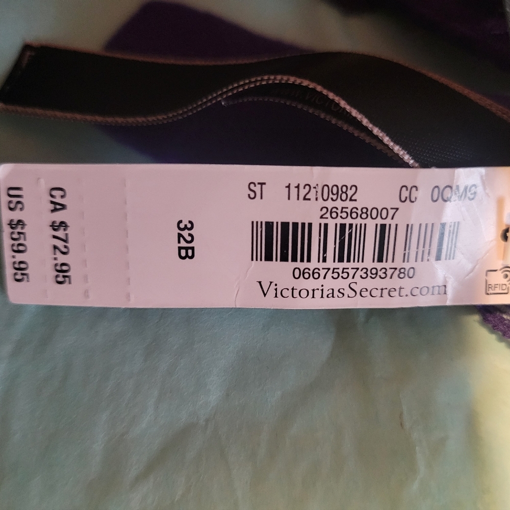 Victoria's Secret Bombshell Plunge Push-Up Bra - Picture 5 of 5